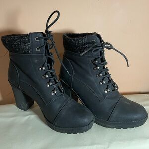 Women’s Black Lace-Up Block Heel Ankle Boots